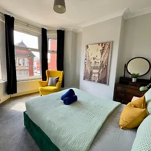 Edwardian Centre House For Big Groups, Offroad Parking & Hot Tub! Apartment