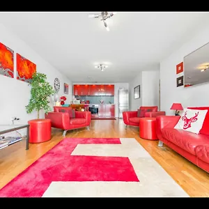 Stunning Spacious With Free Parking Apartment
