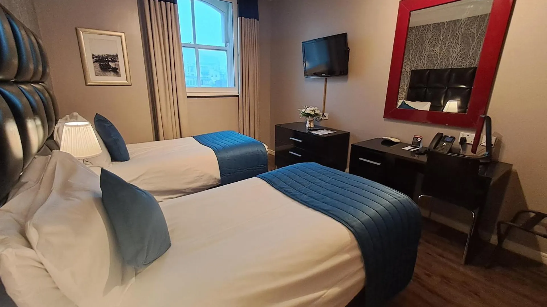 The Royal Hotel Cardiff 4*,